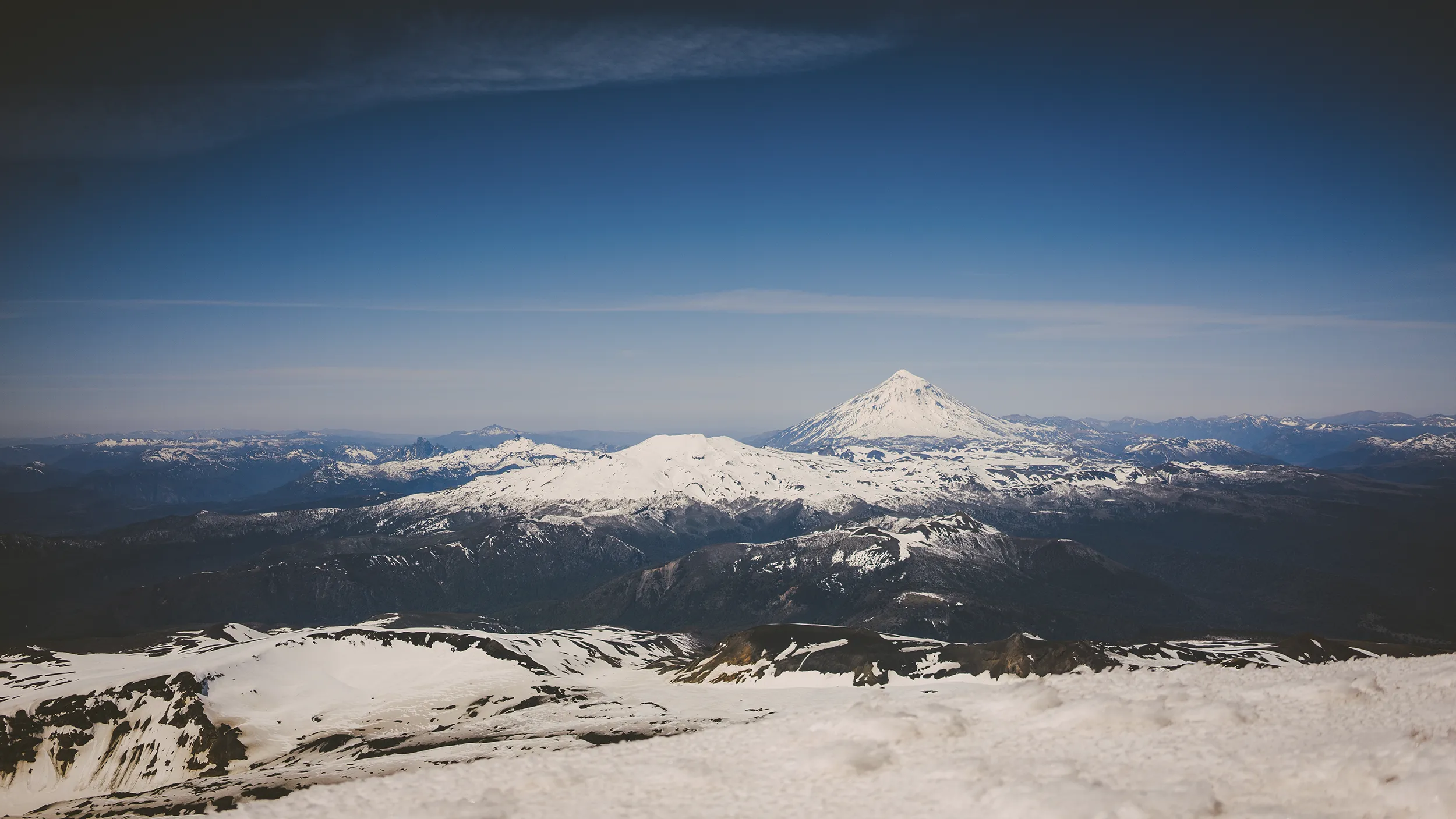 Volcán Lanín, visto desde la cima del Villarrica. 
